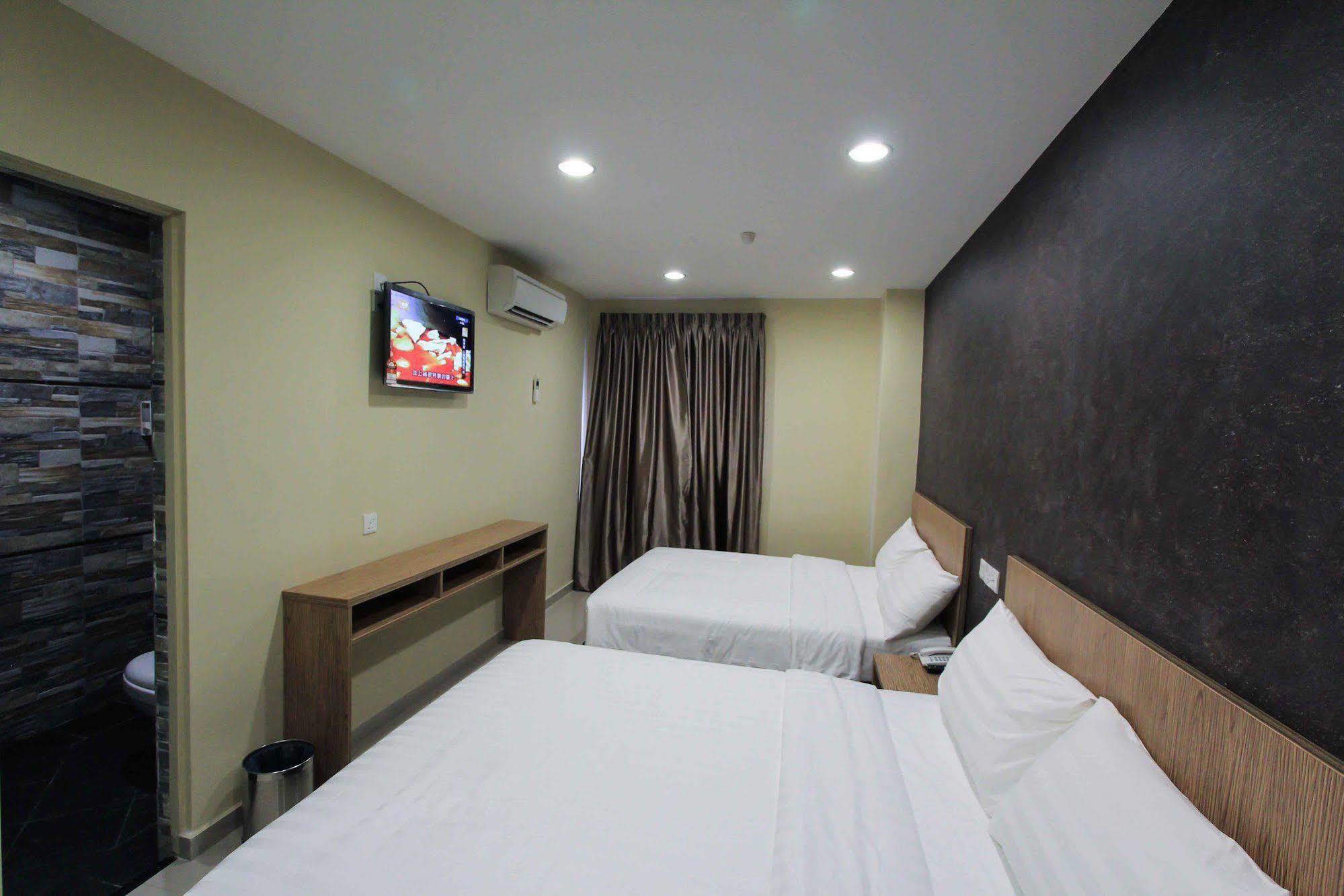Era Plus Hotel Seri Kembangan Exterior foto